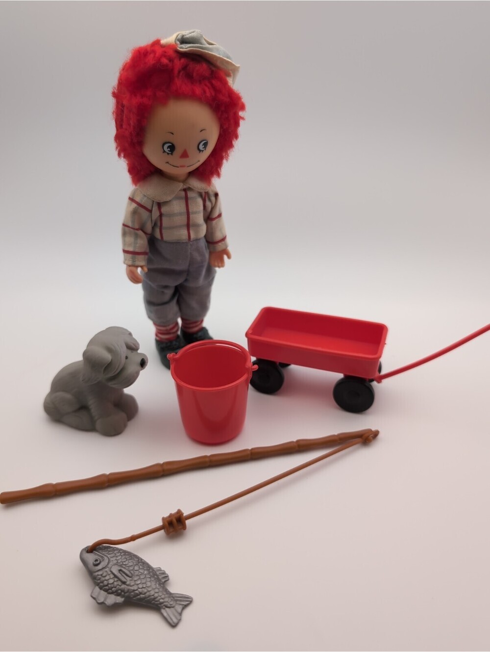 1976 KNICKERBOCKER RAGGEDY ANDY DOLL & FISHING PLAY SET, DOG, POLE, WAGON